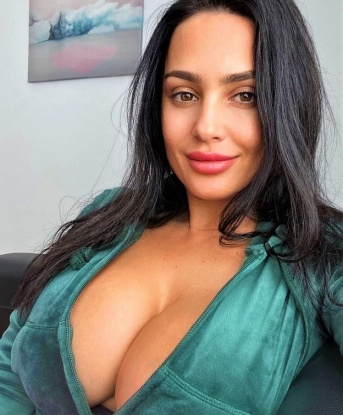💋 Живу я в самом сердце Москвы, где ты сможешь насладиться моей компанией. Имею большой опыт в удовлетворении мужчин, и обещаю, что с тобой мы проведем незабываемое время. Мои услуги разнообразны и включают все, о чем ты только мечтаешь. 🔥 Ты можешь рассчитывать на самые горячие эмоции и исключительное качество сервиса. У меня есть отличные отзывы, которые подтверждают мою профессиональность. Тебе не придется беспокоиться о конфиденциальности, ведь я умею сохранять секреты. Мои фото подтверждают мою красоту и сексуальность, и я готова поделиться ими с тобой. Обратившись ко мне, ты окажешься в руках настоящей годованной прелести. 🌟 Не упусти возможность испытать настоящий праздник страсти и раскрепощения в Москве! 💫 Анна