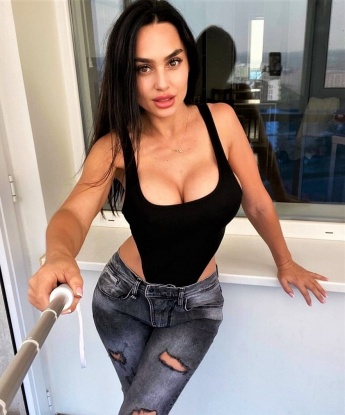 💋 Живу я в самом сердце Москвы, где ты сможешь насладиться моей компанией. Имею большой опыт в удовлетворении мужчин, и обещаю, что с тобой мы проведем незабываемое время. Мои услуги разнообразны и включают все, о чем ты только мечтаешь. 🔥 Ты можешь рассчитывать на самые горячие эмоции и исключительное качество сервиса. У меня есть отличные отзывы, которые подтверждают мою профессиональность. Тебе не придется беспокоиться о конфиденциальности, ведь я умею сохранять секреты. Мои фото подтверждают мою красоту и сексуальность, и я готова поделиться ими с тобой. Обратившись ко мне, ты окажешься в руках настоящей годованной прелести. 🌟 Не упусти возможность испытать настоящий праздник страсти и раскрепощения в Москве! 💫 Анна